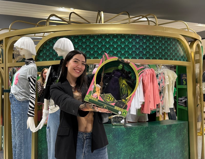 Los fans de Wicked podrán disfrutar de una colección única de más de 150 productos inspirados en la película. Con pop-up stores y vitrinas temáticas en tiendas, te transportarás al mundo de Elphaba y Glinda