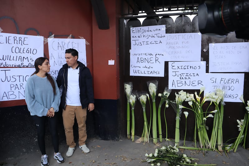 Los padres del menor que perdió la vida el pasado 7 de septiembre se manifestaron a las afueras del plantel Mixcoac.