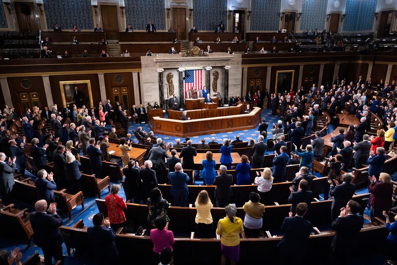 WASHINGTON, DC - 01 DE MARZO: El presidente de Estados Unidos, Joe Biden, pronuncia el discurso sobre el Estado de la Unión durante una sesión conjunta del Congreso en la Cámara de Representantes del Capitolio de Estados Unidos el 1 de marzo de 2022 en Washington, DC. Durante su primer discurso sobre el Estado de la Unión, se espera que Biden hable sobre los esfuerzos de su administración para liderar una respuesta global a la invasión rusa de Ucrania, trabajar para frenar la inflación y sacar al país de la pandemia del COVID-19.  (Foto de Jim Lo Scalzo-Pool/Getty Images)