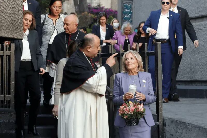 Jill Biden recorre la Basílica de Guadalupe durante su visita por México.