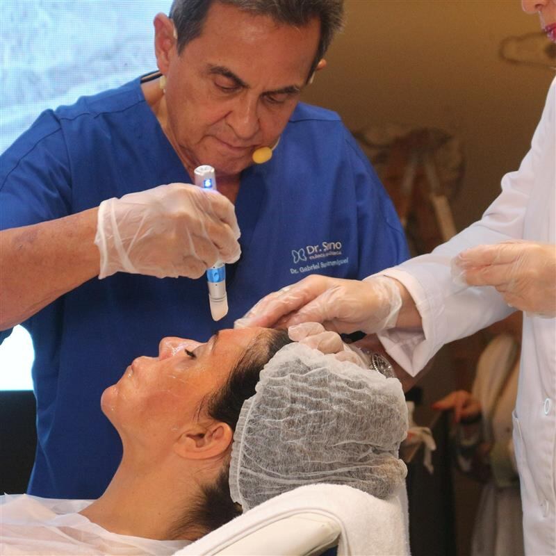 El doctor Gabriel Serrano participa con Isela Méndez en el programa de reconstrucción de rostros de mujeres atacadas con ácido en México.