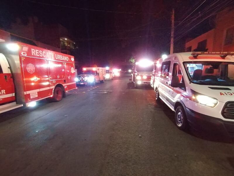 La emergencia fue atendida por bomberos de Guadalajara y paramédicos de la Cruz Roja.