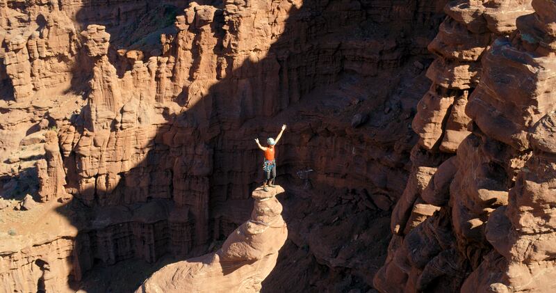 La escaladora Miranda Oakley de pie en la cima del "Antiguo Arte", en las Torres Fisher en Moan, Utah.