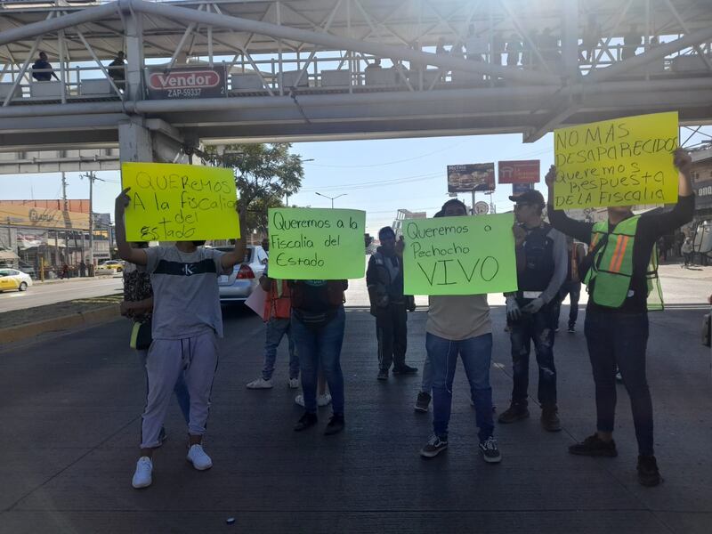 La protesta bloquea la avenida López Mateos en ambos sentidos a la altura del Periférico.