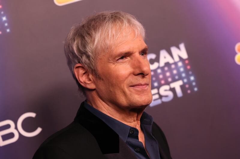 UNIVERSAL CITY, CALIFORNIA - 02 DE MAYO: Michael Bolton asiste al programa de la NBC "American Song Contest" Semana 7 Semifinal Parte 2 Estreno en directo y Alfombra Roja en Universal Studios Hollywood el 02 de mayo de 2022 en Universal City, California. (Foto de David Livingston/Getty Images)