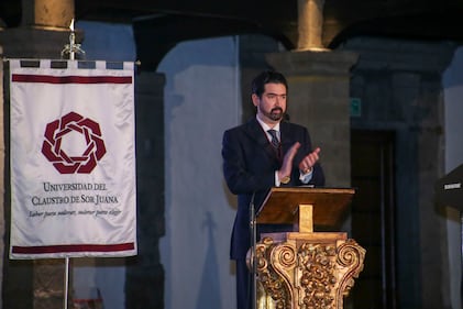 Rafael Tovar asume el cargo de nuevo rector del Claustro de Sor Juana.