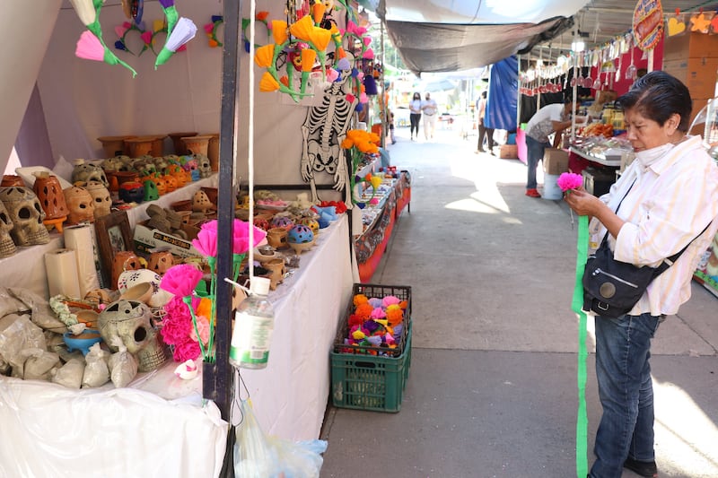 Debido al tipo de artículos, personas de otros estados y países vienen a visitar la Feria.