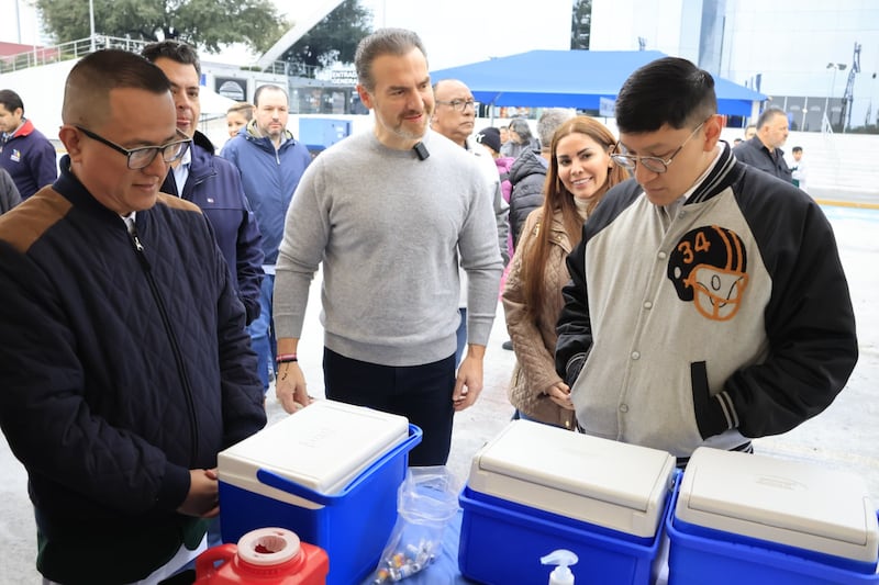 El alcalde Adrián de la Garza supervisó la aplicación de las vacunas.