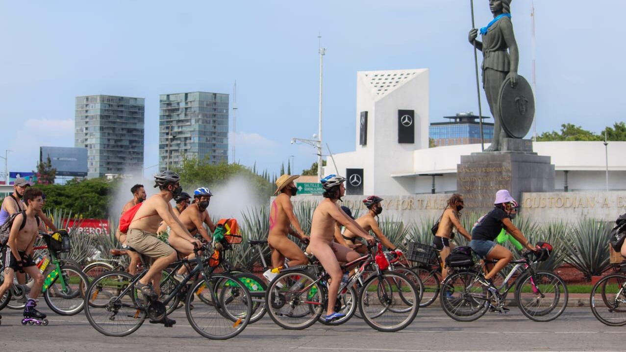 Todo listo para el World Naked Bike Ride Guadalajara. Foto: Cuenta de X (@ConAcento_not)