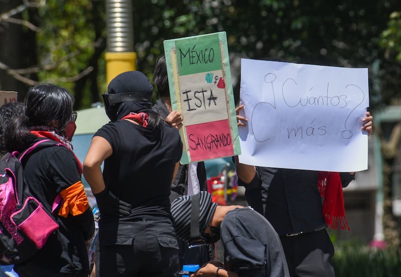 La Protesta “México Sangra” Nada que celebrar reunió a un grupo de hombres y mujeres que gritaron consignas y actos de iconoclasia en la ciudad de Toluca, protestaron contra los feminicidios, el caso de los 43, corrupción y abuso de poder.