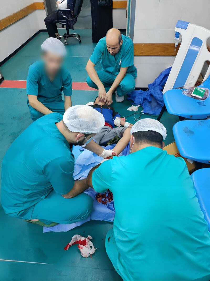 Franja de Gaza, Palestina, octubre de 2023. Los médicos de MSF se ven obligados a amputar el pie de un niño en el suelo del hospital de Al-Shifa, utilizando una anestesia mínima, mientras las instalaciones y el personal médico comienzan a quedarse sin suministros en un contexto de asedio.