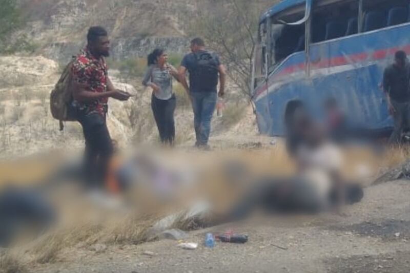 Autobús sufre volcadura en Oaxaca; se reportan más de 10 migrantes muertos