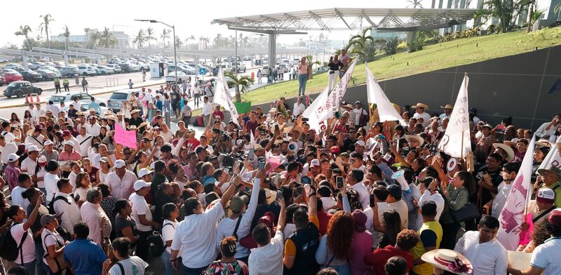 In an authentic carnival, supporters welcome Claudia Sheinbaum in Acapulco