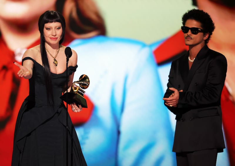 Lady Gaga y Bruno Mars en los Grammy