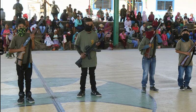 Niños toman armas en Guerrero para defender a la comunidad