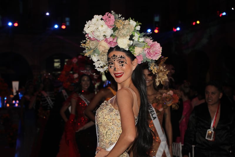 Candidatas de todas partes del mundo se unieron a la celebración de Día de Muertos como parte de las primeras actividades de la edición número 73 del certamen de Miss Universo, en donde desfilaron las reinas de belleza durante la 'Gala de Catrinas’ con el objetivo de recaudar fundos para poblaciones vulnerables.