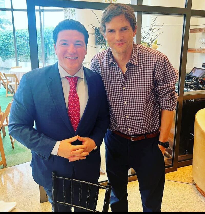 El gobernador descubrió a Ashton Kutcher en la mesa de al lado.