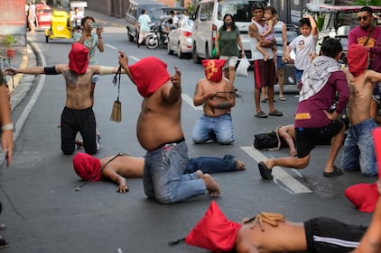 Cientos de devotos filipinos han celebrado el Jueves Santo con una tradición que implica autoflagelarse para honrar el sufrimiento de Cristo en la cruz. Con el rostro cubierto y con ropa roja o negra han recorrido las calles de la ciudad de Mandaluyong, mientras castigaban su cuerpo con cadenas y látigos.