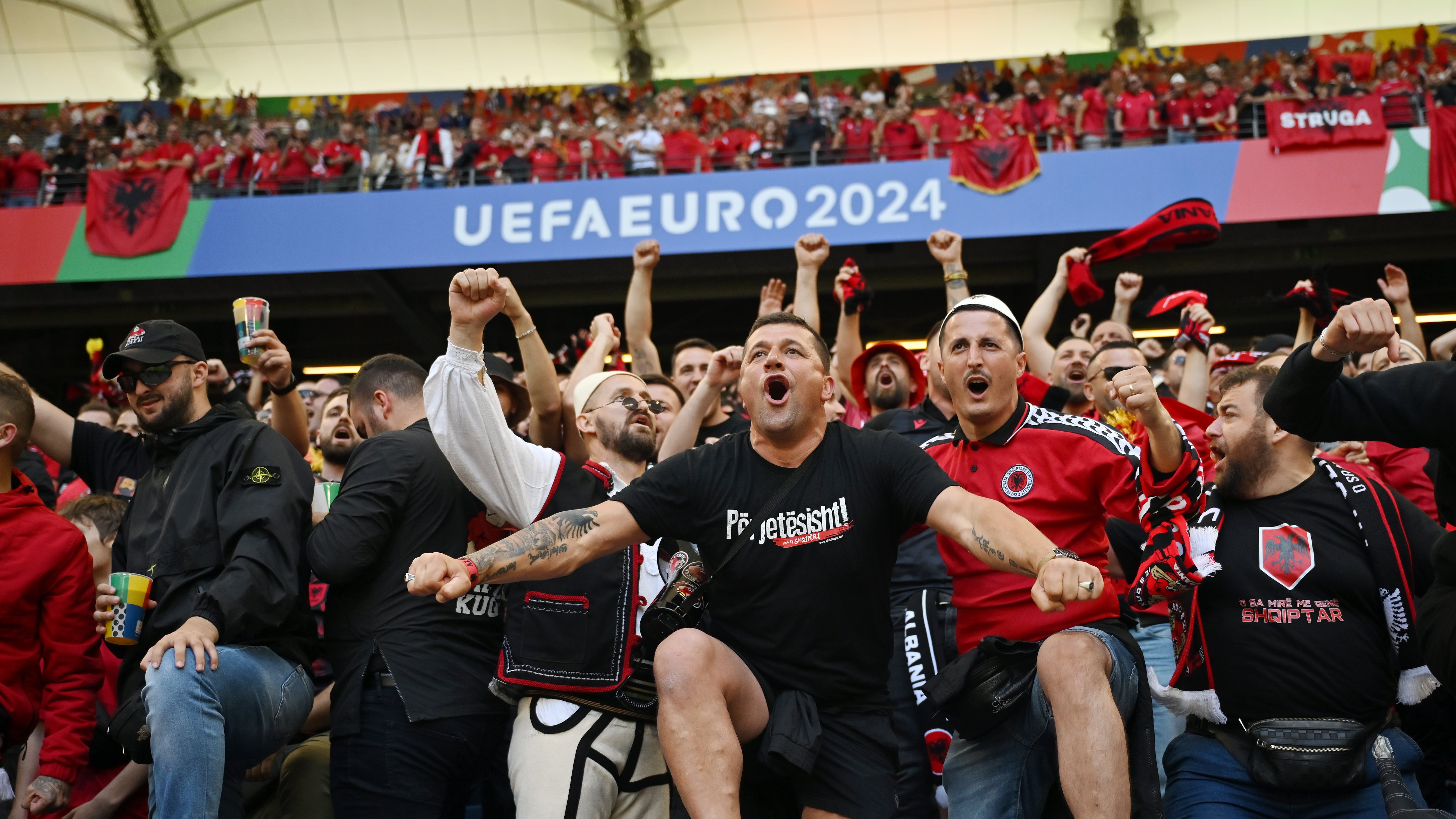 Federación Albanesa de Futbol recibe multa de la UEFA por comportamiento inapropiado de su afición durante el partido contra Croacia.