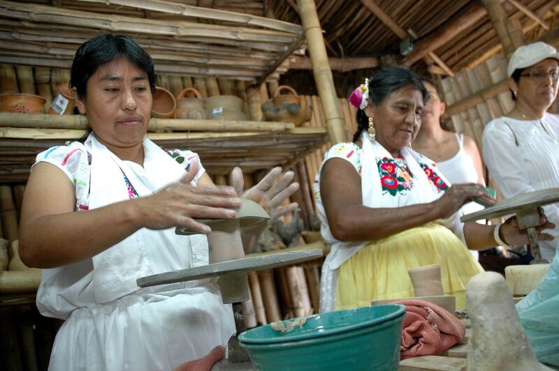 Con influencias de los pueblos originarios, tanto la artista como la región rescatan la iconografía y procesos de elaboración de estas artesanías