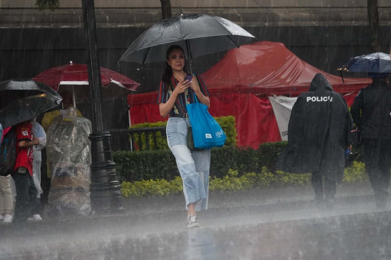 La lluvia incrementa al doble el gasto en transporte y el tiempo de llegada a casa de los trabajadores; los accidentes aumentan 20%.