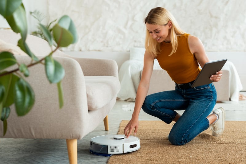 La tecnología viene haciendo la vida más cómoda, tanto, que ya no la concebimos sin ella y los dispositivos de limpieza tampoco son ajenos a esta evolución