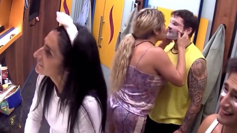 Wendy Guevara le roba un beso a Nicola Porcella