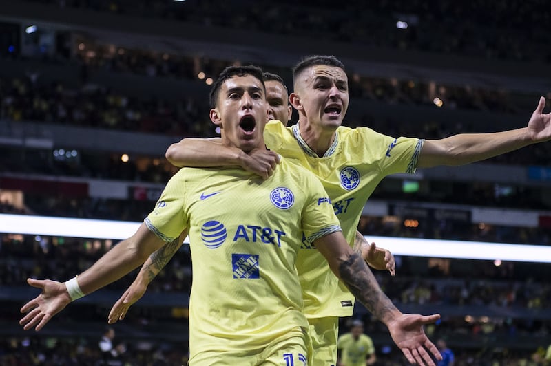 Alejandro Zendejas festeja su anotación en la cancha del Estadio Azteca