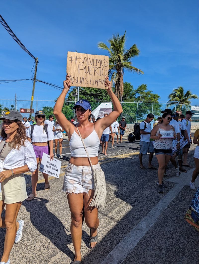 Protestas en Puerto Escondido buscan salvar Punta Colorada, última playa virgen