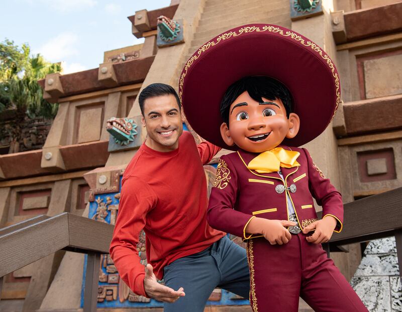 Carlos Rivera visita Walt Disney World Resort