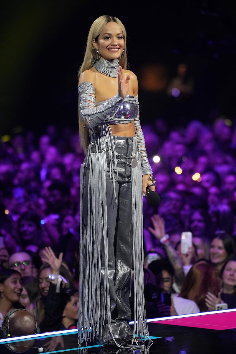 Rita Ora batió el récord al ser la primera persona en conducir la gala en tres ocasiones