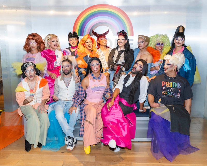 La comunidad LGBTQ+ reafirmó su lucha por la igualdad con atuendos coloridos, charlas sobre VIH y diversidad, y un taller drag