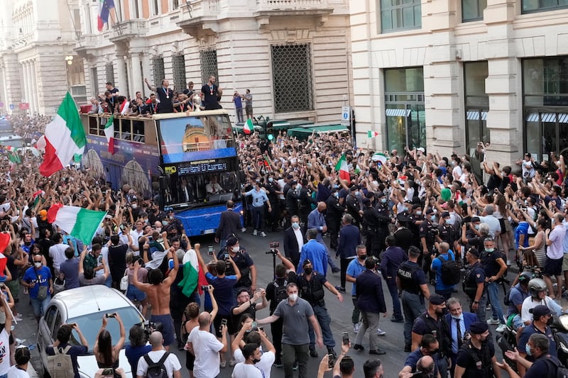 Selección de Italia celebra con su afición el título de la Eurocopa