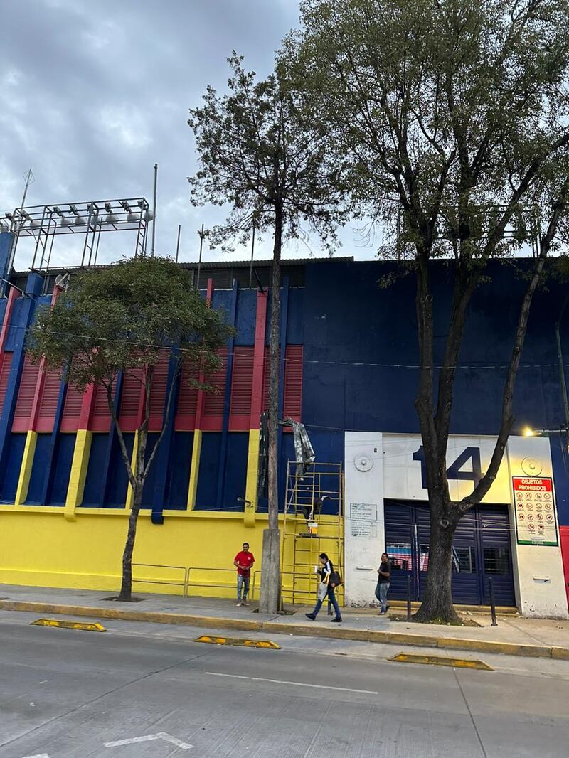 Estadio Azul pintan de amarillo