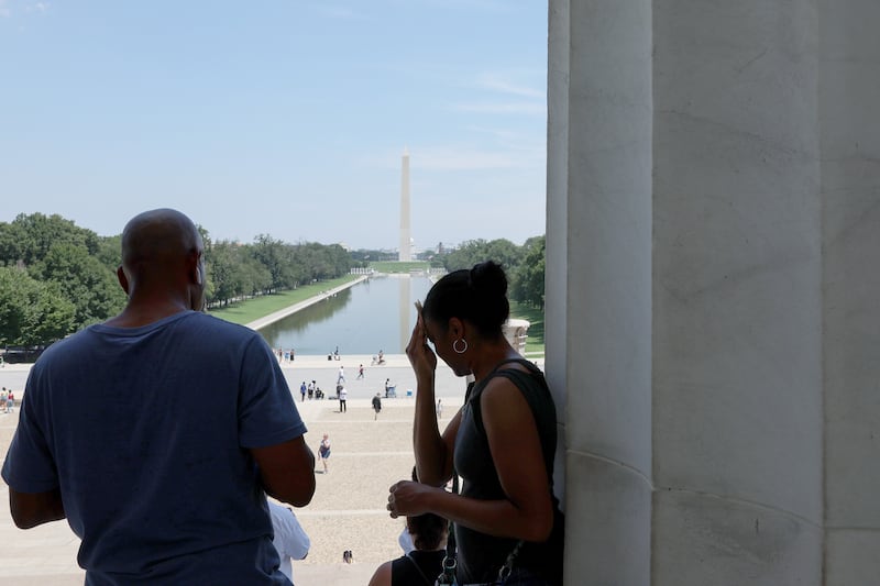 WASHINGTON, DC - 22 DE JULIO: Una mujer se limpia la frente en lo alto de las escaleras del Lincoln Memorial durante una ola de calor el 22 de julio de 2022 en Washington, DC. Según los medios de comunicación, más de 100 millones de personas en Estados Unidos podrían ver temperaturas superiores a los 90 grados Fahrenheit este fin de semana. (Foto de Anna Moneymaker/Getty Images)