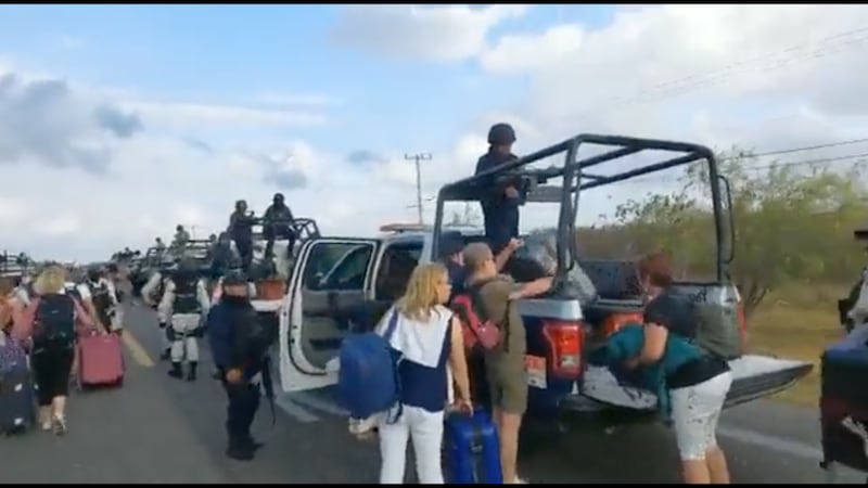 Oaxaca: Guardia Nacional ayuda a turistas franceses a librar bloqueo