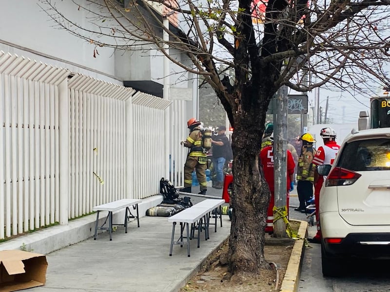 La evacuación fue entre personal del centro médico y pacientes.