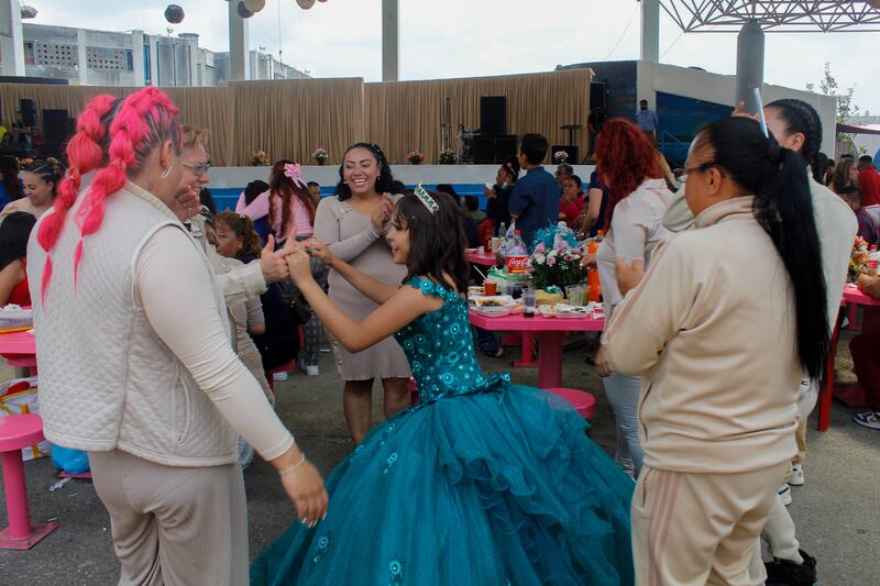 La cantante de reggaetón mexicano cantó para sus invitados sus canciones más importantes y fue la madrina de último juguete