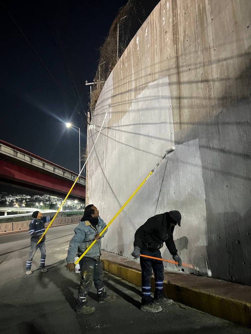 Unos 60 trabajadores ponen manos a la obra durante la madrugada.