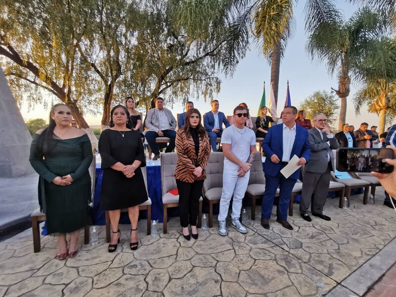 Canelo estuvo presente junto con su familia en Juanacatlán para la develación de su estatua