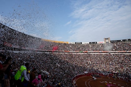 Con lleno total se reanudaron las actividades de la Fiesta Brava en la Monumental Plaza de Toros México.