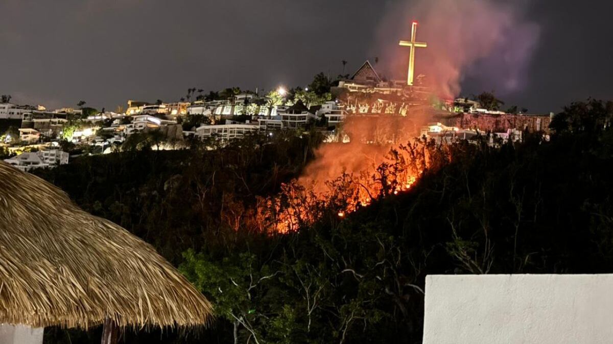 Fuegos artificiales provocan incendio en cerro de Las Brisas,  Acapulco