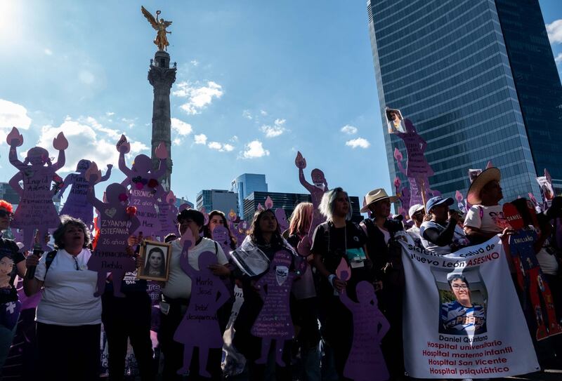 Cientos de mujeres encabezadas por madres cuyas hijas fueron víctimas de feminicidio o violencia de género marcharon del Ángel de la Independencia al Zócalo.