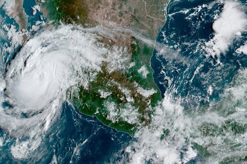 Cierran puertos en el Pacífico mexicano ante amenaza del huracán Aletta  