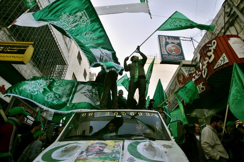 Partidarios palestinos de Hamas islámico ondean banderas islámicas verdes durante una manifestación preelectoral en la ciudad cisjordana de Ramallah, el 23 de enero de 2006.