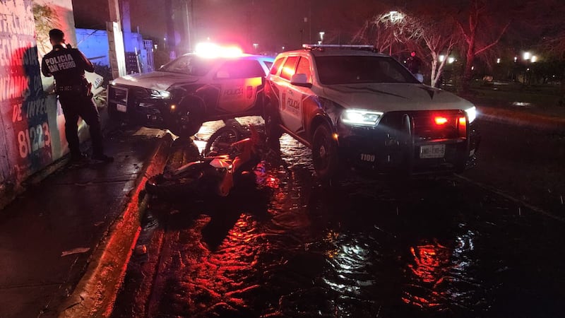 La moto en que viajaban derrapó y así lograron ser detenidos.