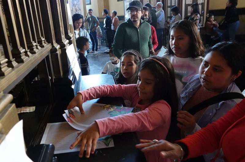 Niños acuden al Palacio Postal para enviar carta a Reyes Magos