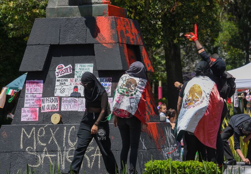 La Protesta “México Sangra” Nada que celebrar reunió a un grupo de hombres y mujeres que gritaron consignas y actos de iconoclasia en la ciudad de Toluca, protestaron contra los feminicidios, el caso de los 43, corrupción y abuso de poder.