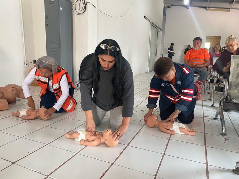 Los trabajadores de las albercas recibieron capacitación que incluye atención a emergencias, control de heridas y hemorragias.