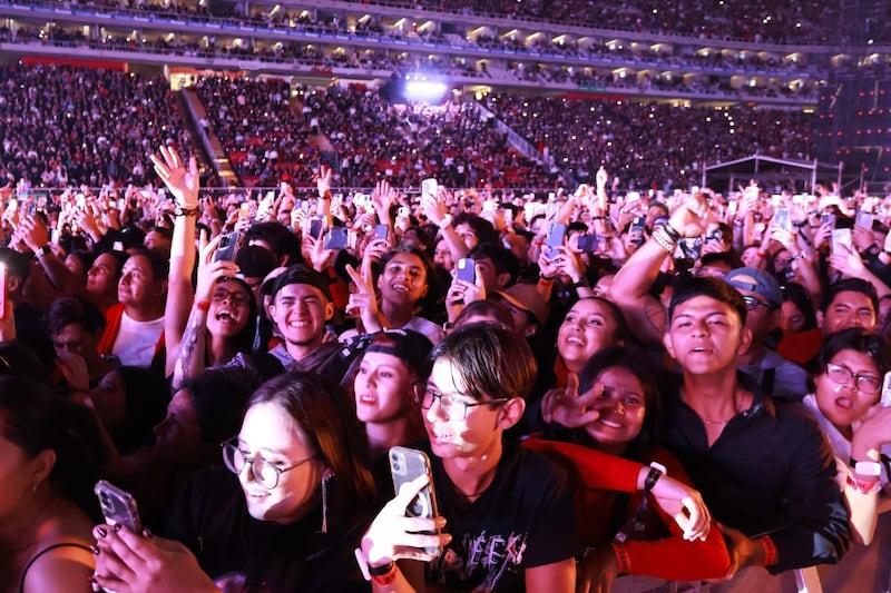 El cantante reunió a 60 mil personas en el estadios de casa  Chivas.